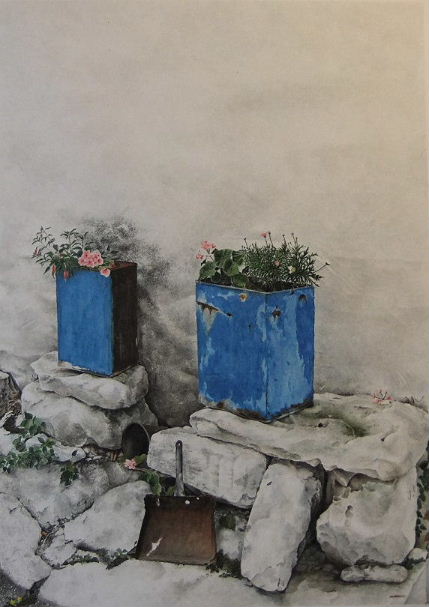 Sommerblomster i blå krukker.