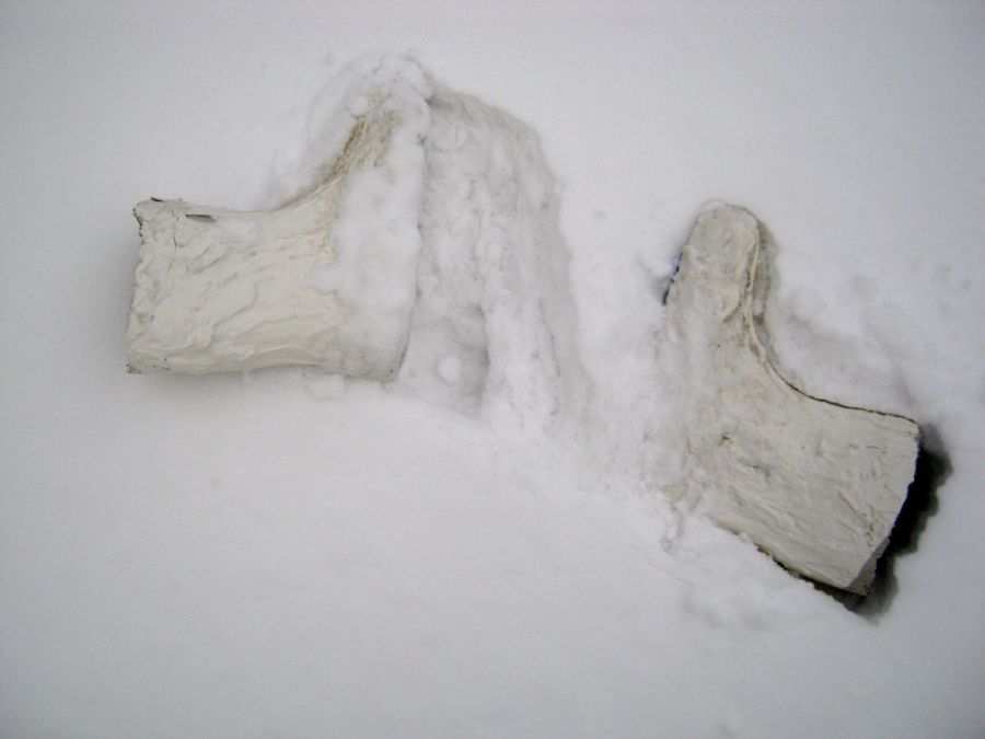 de tunge støvler i sne