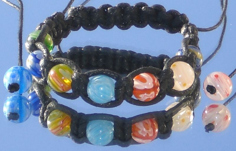 Knyttet shamballa armbånd med flotte mil