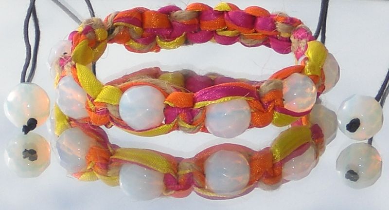 Knyttet shamballa armbånd i flotte farve
