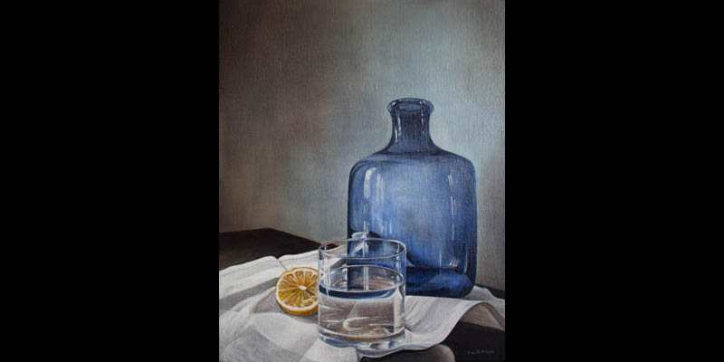 Citronen på dugen med glas og vand