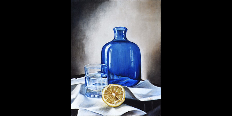 Et glas vand med citron og karaffel