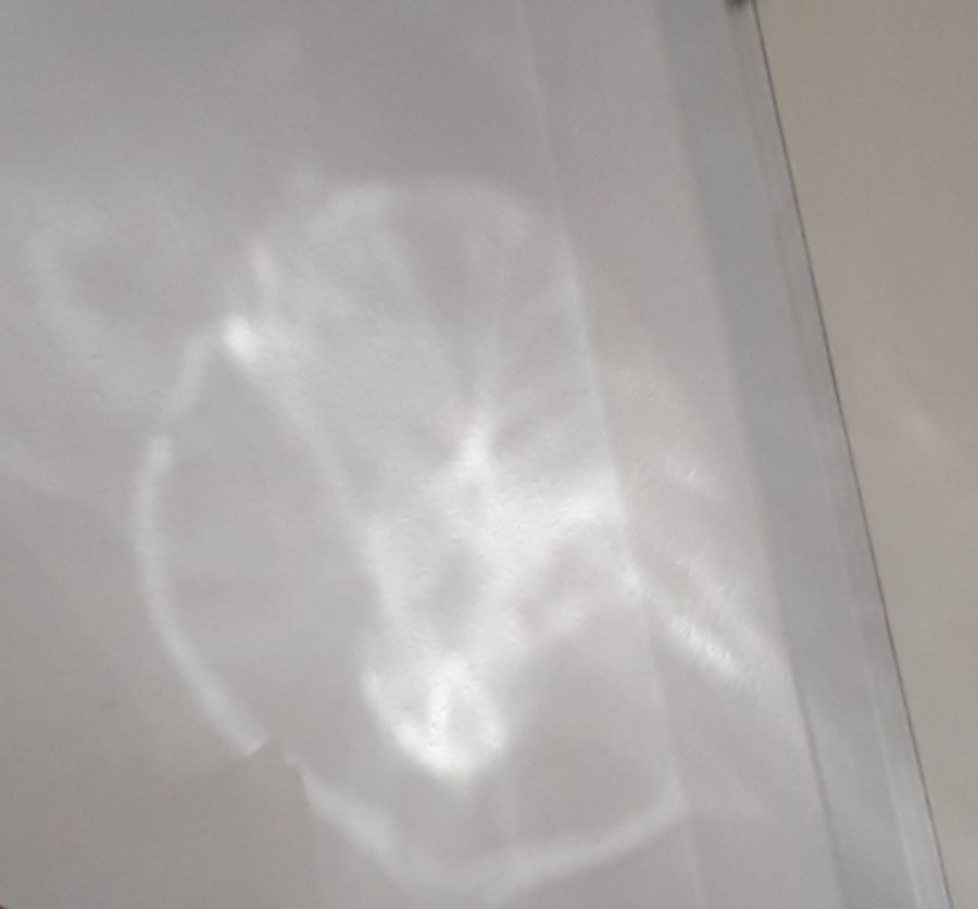 Sollyss på væggen