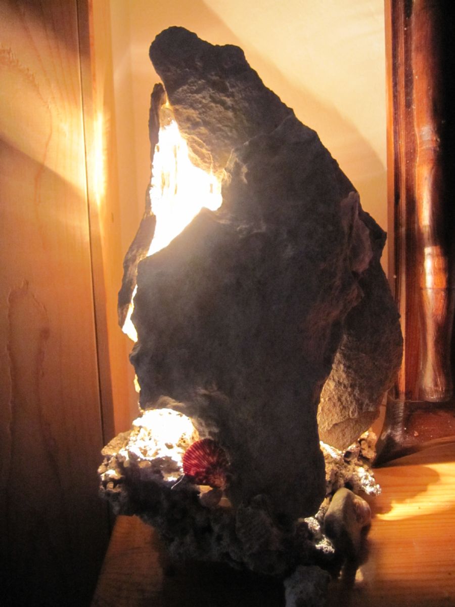 lampe ;avet af naturmatrialer fra vulkan