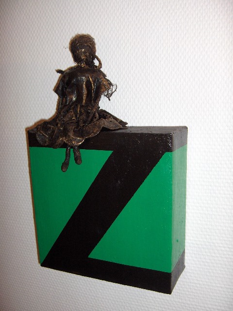 Skulptur siddende på billede