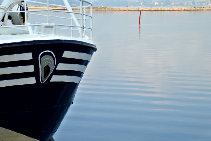 Blåt skib i Holbæk havn