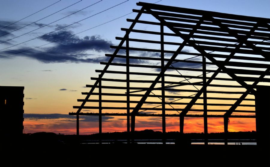 Nedrivning i solnedgang
