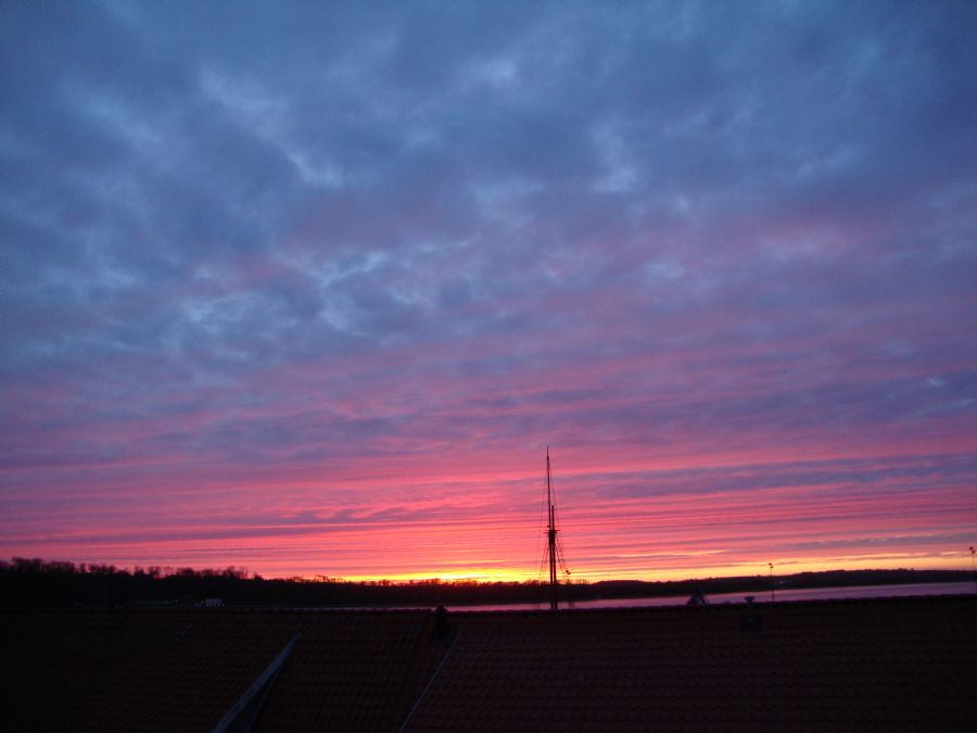 Sol siger farvel med blårød himmel
