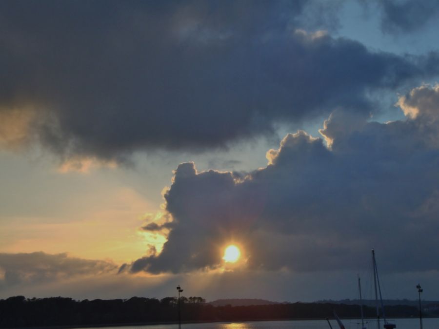 Solen vinder løbet for et kig