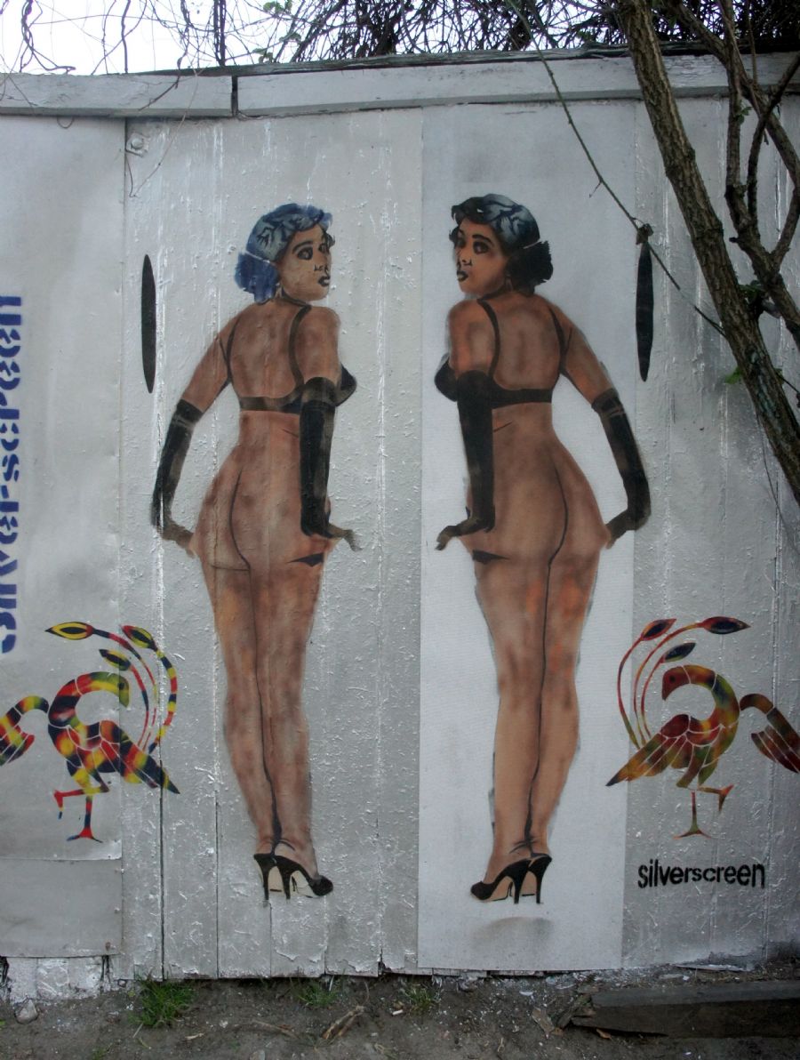 Deux dames avec très peu de vêtements su