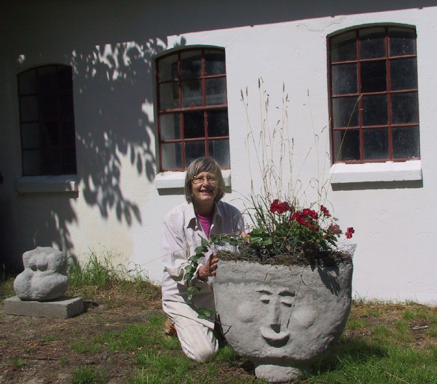 Kone med blomsterhat og Bertina i baggru