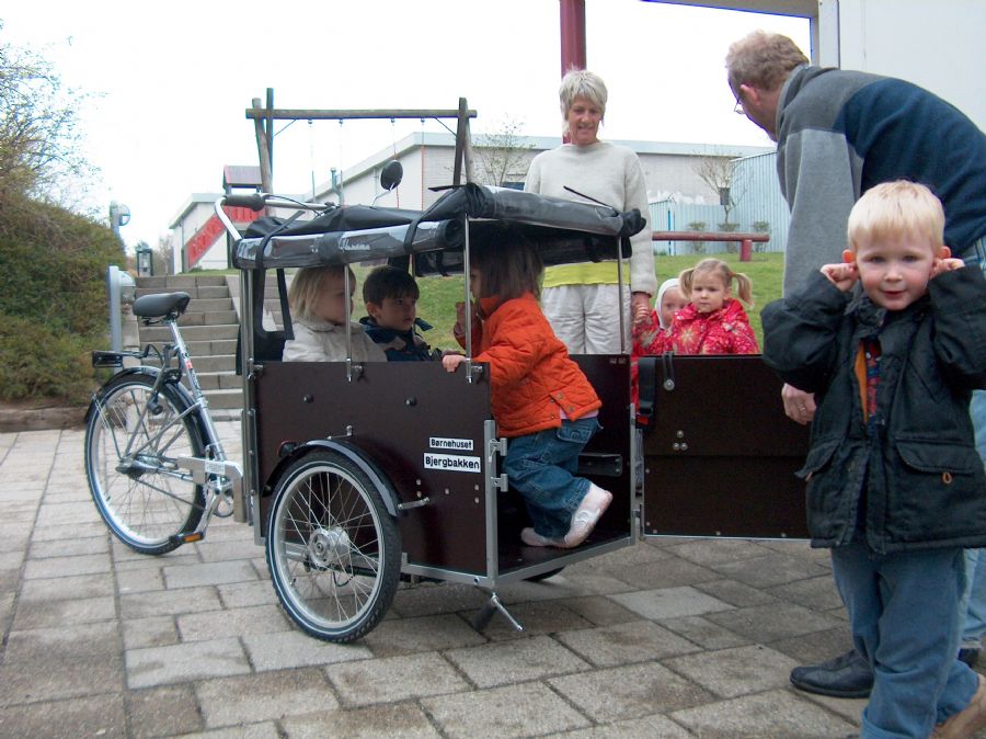 Ladcykel til 4 børn,med dør og EL-motor