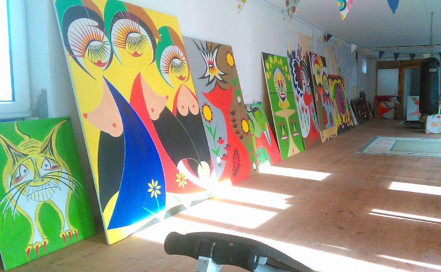 Malerier i atelier.