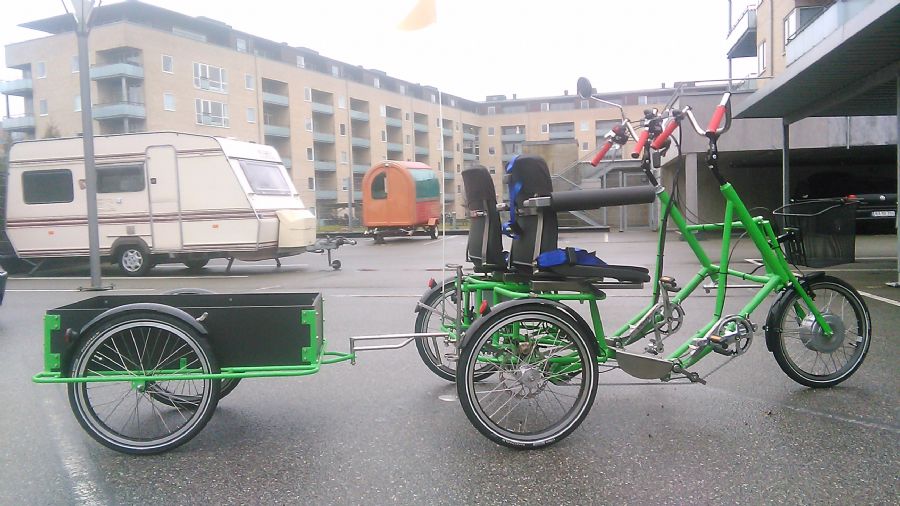 Parallelcykel med anhænger.