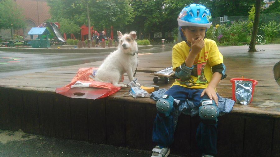 Villads på nyt skateborad.