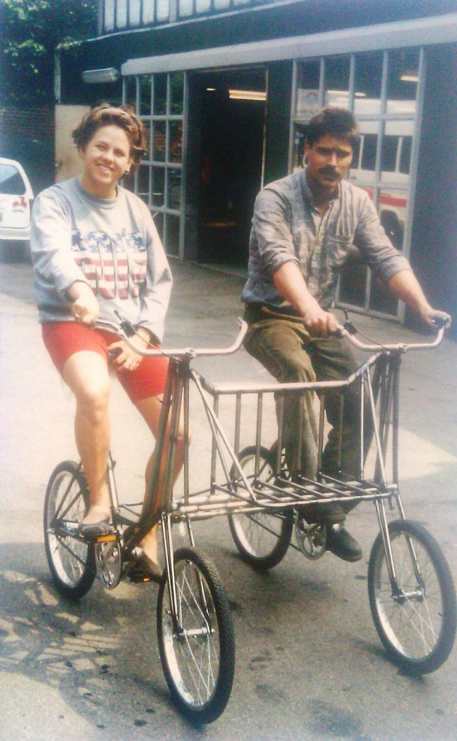 Morsom dobbeltcykel med lad.