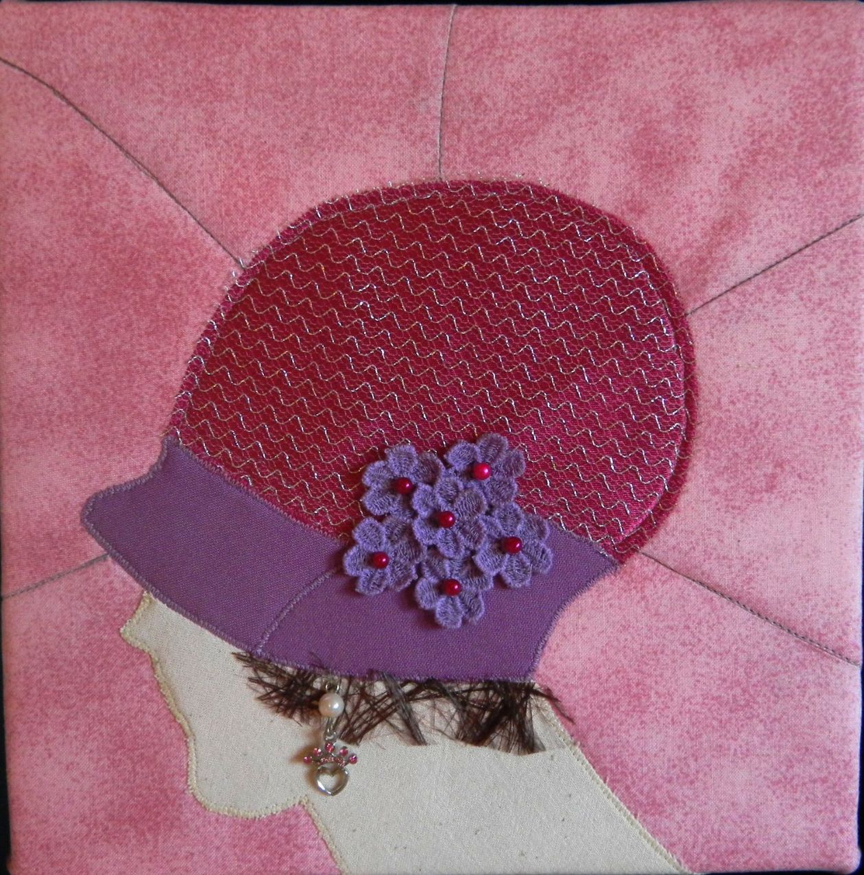 Hattedame med pink hat