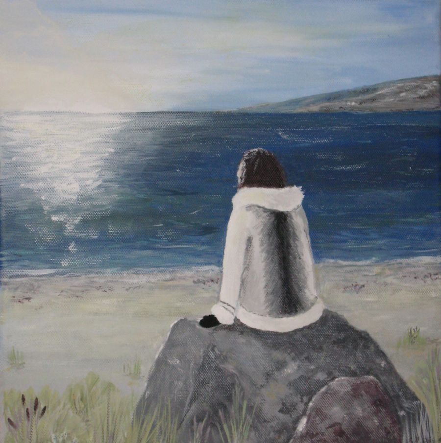 Søster sidder på en sten ved havet