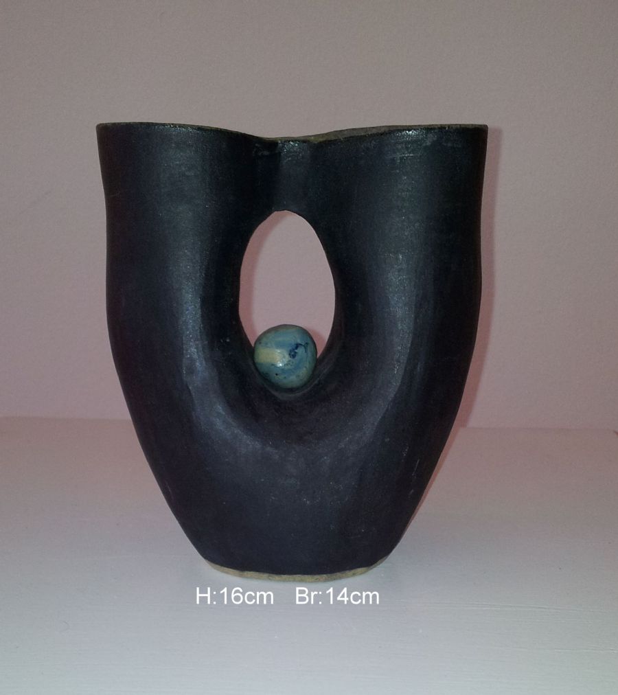 skulpturel vase med løs kugle