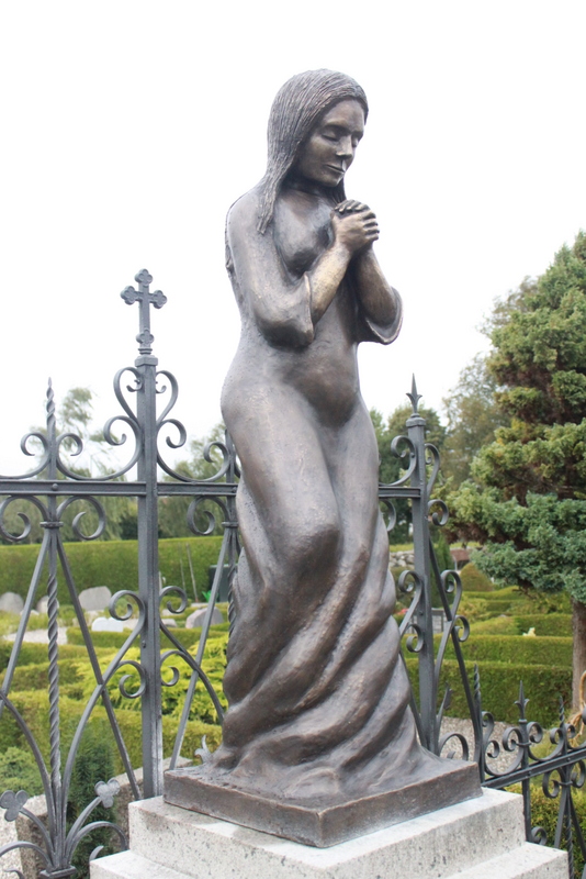 Sørgende kvinde for Gauerslund Kirke