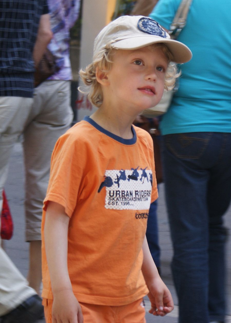 Dreng i orange