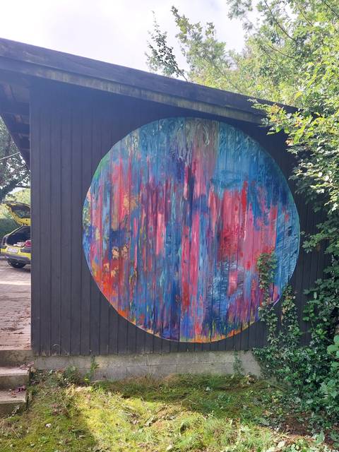 Kedeligt skur – malerier af Naked Art