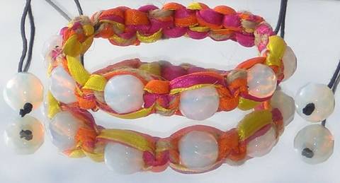 Knyttet shamballa armbånd i flotte farve