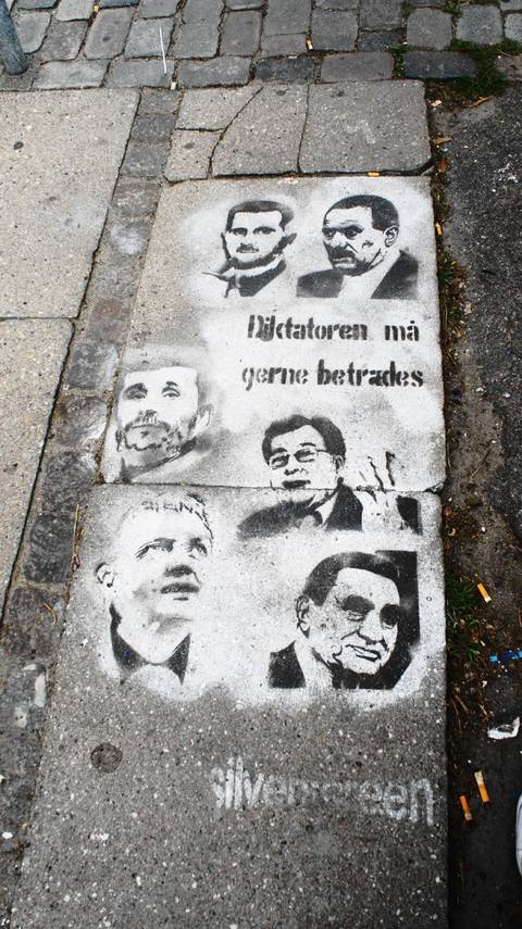 Diktatoren må gerne betrædes – streetart af Per Corell
