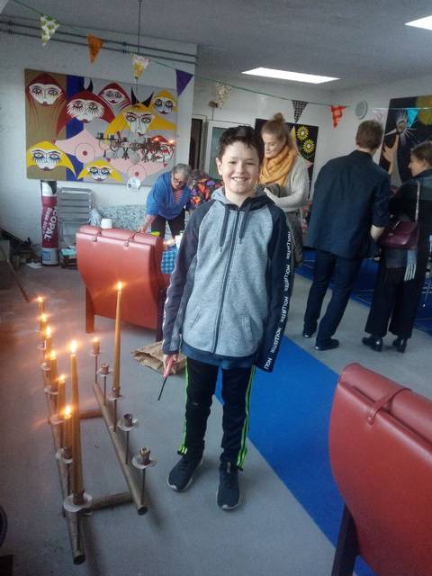 Villads tænder lysene i atelier