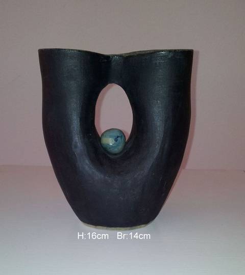 skulpturel vase med løs kugle